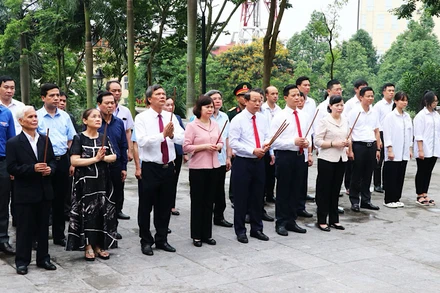 Đoàn đại biểu tỉnh Bắc Ninh thành kính dâng hương trước Tượng đài đồng chí Hoàng Quốc Việt.