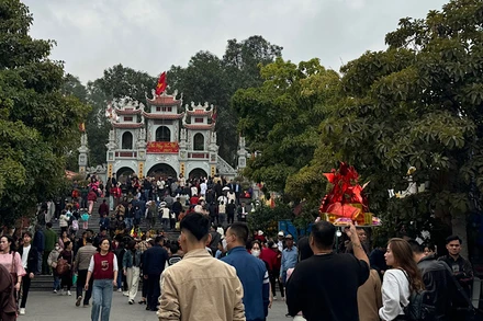 Đông đảo người dân và du khách đến lễ Đền Bà Chúa Kho dịp đầu năm.