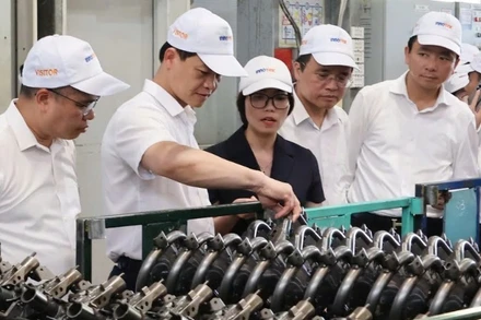 Chủ tịch Ủy ban nhân dân tỉnh Bắc Ninh Vương Quốc Tuấn (thứ hai từ trái qua) và Đoàn công tác thăm mô hình sản xuất của Công ty cổ phần Innotek.