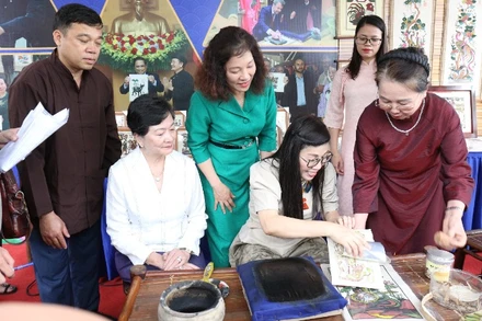 Bà Lê Thị Bích Trân, Phu nhân Thủ tướng Chính phủ Phạm Minh Chính trải nghiệm làm tranh dân gian Đông Hồ.