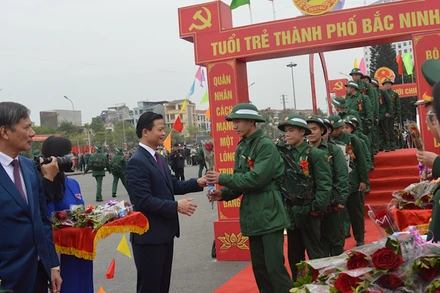 Hàng trăm thanh niên ưu tú của thành phố Bắc Ninh lên đường thực hiện trách nhiệm, nghĩa vụ của tuổi trẻ trong công cuộc xây dựng và bảo vệ Tổ quốc.