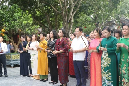 Phó Chủ tịch Quốc hội Nguyễn Thị Thanh và các đại biểu làm lễ dâng hương tại Đền Đô. 