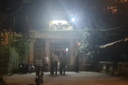 Phía ngoài hiện trường đêm xảy ra vụ án mạng nghiêm trọng.