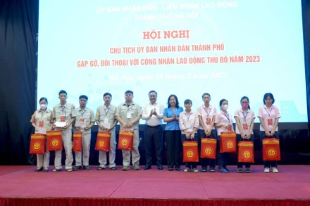 Lãnh đạo thành phố Hà Nội gặp gỡ, đối thoại với công nhân, người lao động.