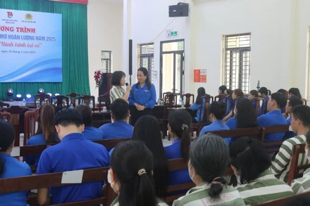 Các đoàn viên thanh niên giao lưu, hỗ trợ tư vấn pháp luật cho các phạm nhân.