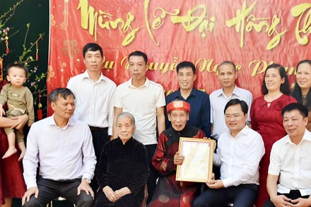 Bí thư Tỉnh ủy Bắc Ninh chúc Tết, mừng lễ Đại hồng thọ cụ Nguyễn Ngọc Phan,100 tuổi, cán bộ tiền khởi nghĩa ở thành phố Bắc Ninh. 