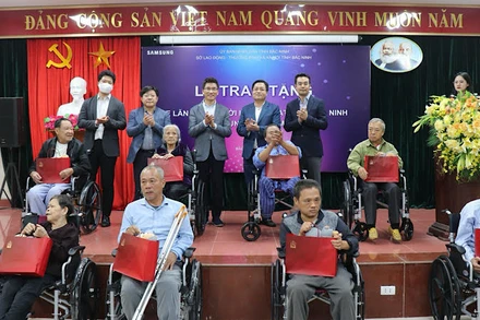 Lãnh đạo Sở Lao động-Thương binh và Xã hội tỉnh Bắc Ninh cùng các doanh nghiệp thuộc Samsung Việt Nam trao xe lăn và nhiều phần quà tặng người khuyết tật. 