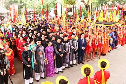 Các đại biểu và du khách thập phương thành kính thực hiện nghi thức tuyên Chiếu dời đô.