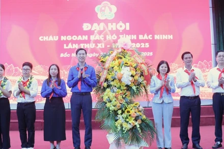 Lãnh đạo tỉnh Bắc Ninh tặng hoa chúc mừng Đại hội.