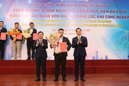 Lãnh đạo tỉnh Bắc Ninh chúc mừng và trao Giấy chứng nhận đầu tư tới các doanh nghiệp. 