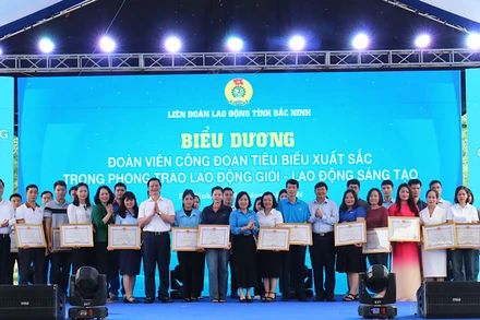 Các đoàn viên Công đoàn tiêu biểu xuất sắc trong phong trào thi đua “Lao động giỏi, lao động sáng tạo” năm 2023 đón nhận bằng khen của Ủy ban nhân dân tỉnh.