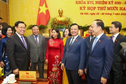 Chủ tịch Quốc hội Vương Đình Huệ với các đại biểu dự phiên khai mạc Hội đồng nhân dân thành phố Hà Nội sáng 3/7. (Ảnh: Duy Linh)