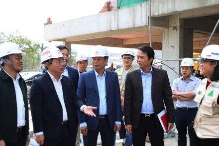 Đoàn công tác của Bộ Xây dựng đi kiểm tra thực tế dự án nhà ở xã hội tại Bắc Ninh.