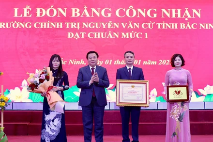 Đồng chí Nguyễn Xuân Thắng, Ủy viên Bộ Chính trị, Giám đốc Học viện Chính trị quốc gia Hồ Chí Minh, Chủ tịch Hội đồng Lý luận Trung ương, trao Bằng công nhận và chúc mừng Trường Chính trị Nguyễn Văn Cừ tỉnh Bắc Ninh đạt chuẩn mức 1. 