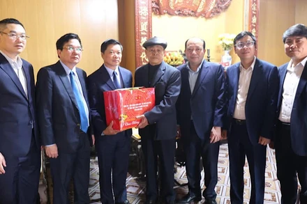 Lãnh đạo tỉnh Bắc Ninh và huyện Yên Phong thăm, tặng quà gia đình chính sách, người cao tuổi trên địa bàn huyện.