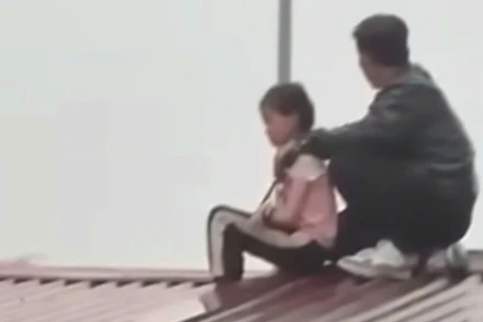 Đối tượng khống chế, bắt cháu bé làm con tin. 