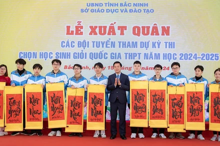 Phó Chủ tịch Ủy ban nhân dân tỉnh Bắc Ninh Lê Xuân Lợi tặng chữ, động viên các đội tuyển của tỉnh tại Lễ xuất quân tham dự kỳ thi học sinh giỏi năm học 2024-2025.