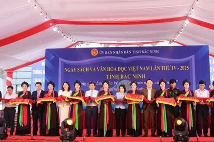 Các đại biểu cắt băng khai mạc Ngày sách và Văn hóa đọc Việt Nam lần thứ 4 tại Bắc Ninh.