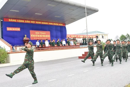 Các vận động viên diễu hành qua lễ đài.