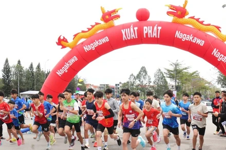 Các vận động viên xuất phát tại giải chạy việt dã Nagakawa - Cúp Báo Bắc Ninh lần thứ 29.