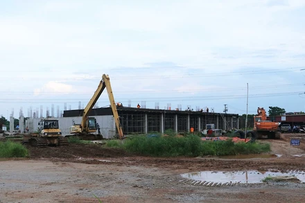 Do vướng mắc trong giải phóng mặt bằng, hạng mục Nhà thi đấu đa năng kết hợp Khu thể thao thiếu nhi của Dự án bị chậm tiến độ.