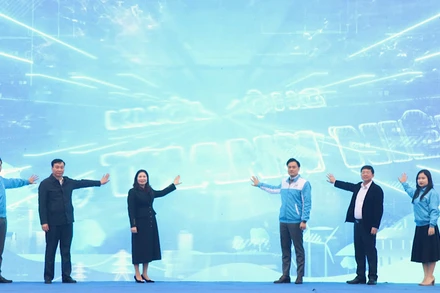 Các đại biểu bấm nút phát động Tháng Thanh niên 2025.