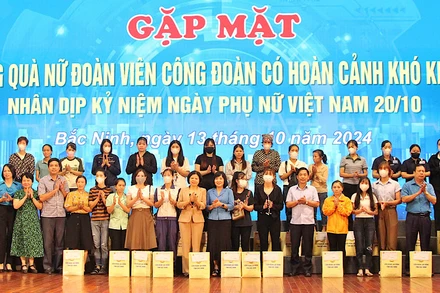 Nhiều phần quà ý nghĩa đã được gửi tặng các nữ đoàn viên công đoàn dịp này.