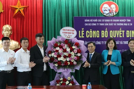 Lãnh đạo Đảng ủy Khối các cơ quan và doanh nghiệp tỉnh tặng hoa chúc mừng Chi bộ Công ty trách nhiệm hữu hạn Sản xuất và Thương mại D.T.H.
