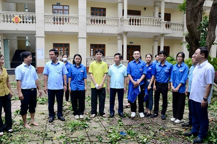 Sáng 9/9, Phó Chủ tịch Ủy ban nhân dân tỉnh Bắc Ninh Lê Xuân Lợi (thứ 3 từ trái sang) kiểm tra công tác khắc phục hậu quả sau bão tại Trường trung học phổ thông Hàn Thuyên, thành phố Bắc Ninh.