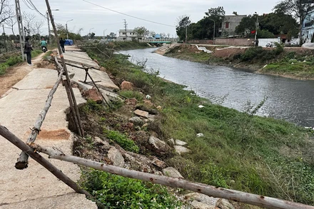 Tình hình sạt lở tại dự án cải tạo kênh tiêu Tào Khê gây khó khăn cho người dân trong di chuyển.