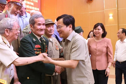 Bí thư Tỉnh ủy Bắc Ninh ân cần thăm hỏi, động viên các chiến sĩ Điện Biên, thanh niên xung phong, dân công hỏa tuyến trực tiếp tham gia Chiến dịch Điện Biên Phủ. 