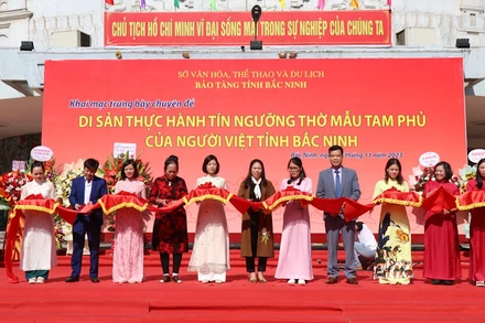 Các đại biểu cắt băng khai mạc chuyên đề trưng bày.