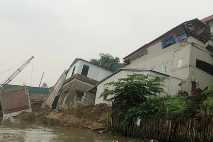 Sạt lở đất ngoài bãi đê tại phường Vạn An, thành phố Bắc Ninh.