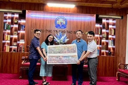Sở Giáo dục và Đào tạo tỉnh Bắc Ninh đón nhận ấn phẩm đặc biệt của Báo Nhân Dân.
