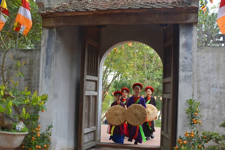 Các liền chị Quan họ nhí đi trẩy hội Xuân.