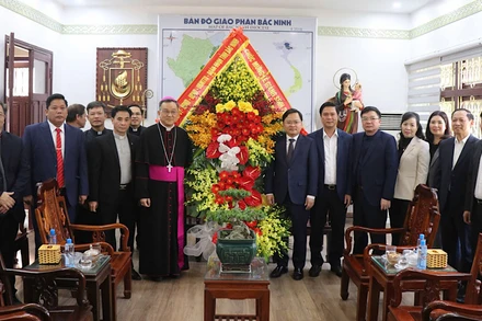 Đoàn đại biểu tỉnh Bắc Ninh tới thăm, chúc mừng Tòa Giám mục Bắc Ninh dịp Lễ Giáng sinh 2024.