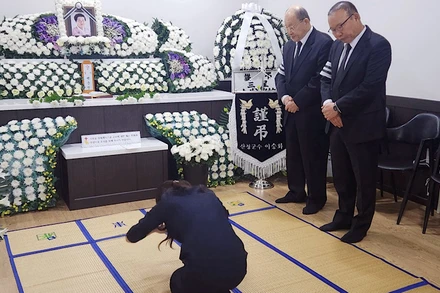 Đại diện Câu lạc bộ bóng đá Bắc Ninh thăm viếng thân mẫu HLV Park Hang-Seo.