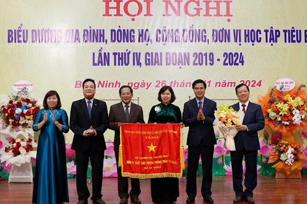 Hội Khuyến học tỉnh Bắc Ninh vinh dự đón nhận Cờ Thi đua của Chính phủ.