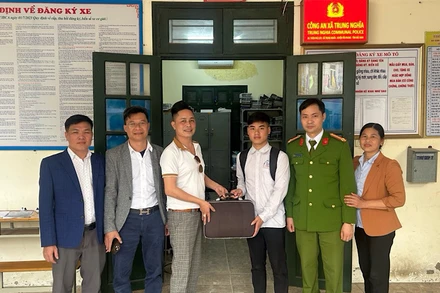 Em Nguyễn Bá Biền trao trả lại tài sản cho người đánh rơi.