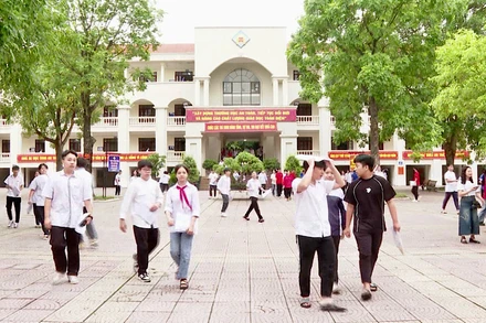Các thí sinh hoàn tất môn thi cuối cùng vào lớp 10 công lập không chuyên.