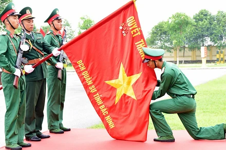 Chiến sĩ mới thực hiện nghi thức hôn lên Quân kỳ Quyết thắng.