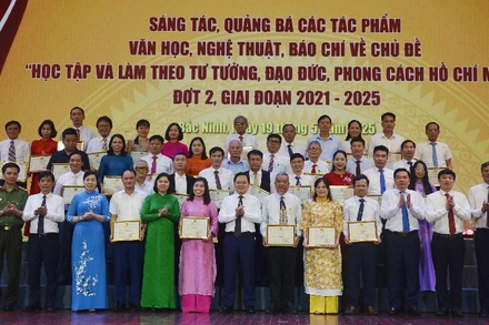 Lãnh đạo tỉnh Bắc Ninh chụp ảnh lưu niệm cùng các tập thể, cá nhân có tác phẩm đạt giải về chủ đề “Học tập và làm theo tư tưởng, đạo đức, phong cách Hồ Chí Minh”.