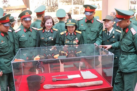 Đông đảo các cựu chiến binh đã tới thăm khu trưng bày ngay trong ngày đầu mở cửa.