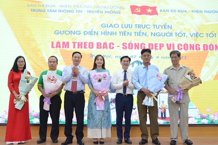 Lãnh đạo Ban Thi đua - Khen thưởng Trung ương tặng hoa chúc mừng các điển hình giao lưu tại chương trình.