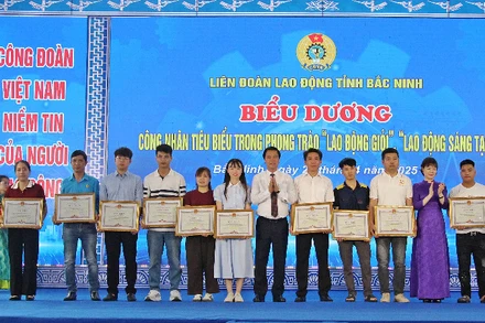 Lãnh đạo tỉnh Bắc Ninh cùng đại diện Tổng Liên đoàn Lao động Việt Nam trao Bằng khen tặng công nhân tiêu biểu trong phong trào thi đua “Lao động giỏi, lao động sáng tạo”.