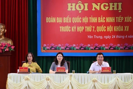 Các đại biểu Quốc hội tỉnh Bắc Ninh tiếp xúc cử tri tại xã Yên trung, huyện Yên Phong. 