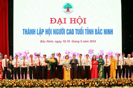 Lãnh đạo Hội Người cao tuổi Việt Nam và tỉnh Bắc Ninh tặng hoa chúc mừng Ban chấp hành Hội Người cao tuổi Bắc Ninh.