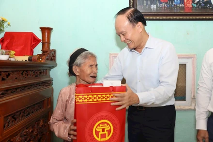 Lãnh đạo thành phố Hà Nội tặng quà người có công, các đối tượng chính sách.