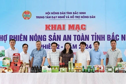 Các đại biểu ấn nút khai mạc Chợ phiên Nông sản an toàn tỉnh Bắc Ninh.