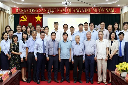 Các đại biểu chụp ảnh kỷ niệm tại hội thảo.